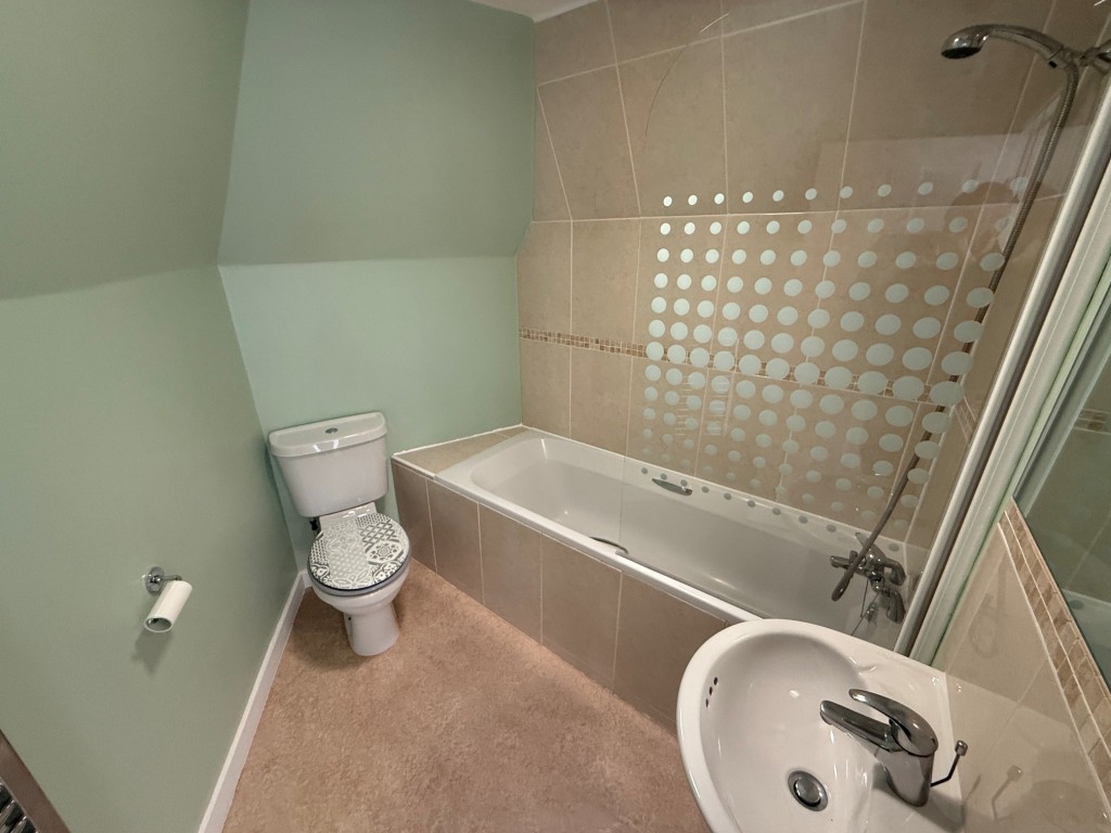 Lot: 104 - FREEHOLD BUILDING ARRANGED AS TWO FLATS ABOVE COMMERCIAL PREMISES SOLD ON LONG LEASE - Top Floor Bathroom